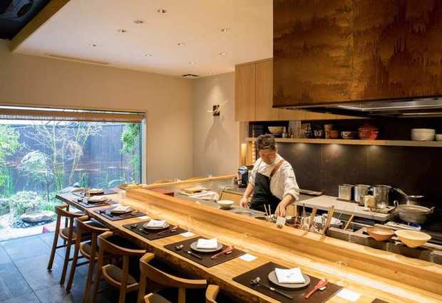 Shirosaka — L-shaped counter and chef