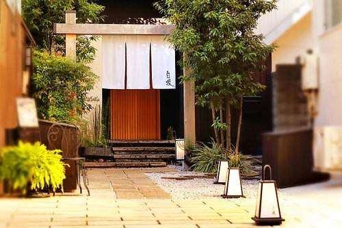 Shirosaka — entrance with traditional noren
